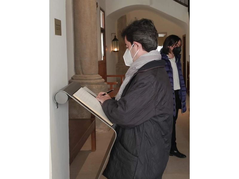 El Alcalde de Huesca, D. Luis Felipe Serrate, visita la Casa Museo