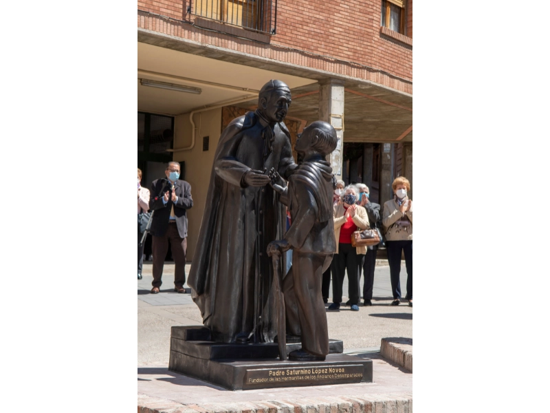 Inaugurada la estatua del Padre Saturnino López Novoa en la Plaza de Lizana de Huesca