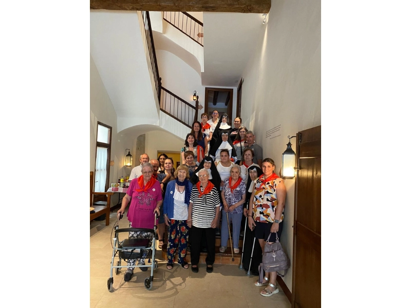Residentes, hermanitas y trabajadores del Hogar Santa Teresa Jornet de Aitona nos visitan