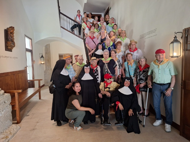 Residentes, trabajadoras y hermanitas de la Residencia de Alcañiz (Teruel) nos visitan