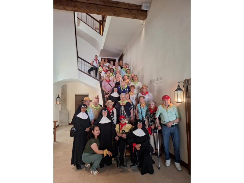 Residentes, trabajadoras y hermanitas de la Residencia de Alcañiz (Teruel) nos visitan