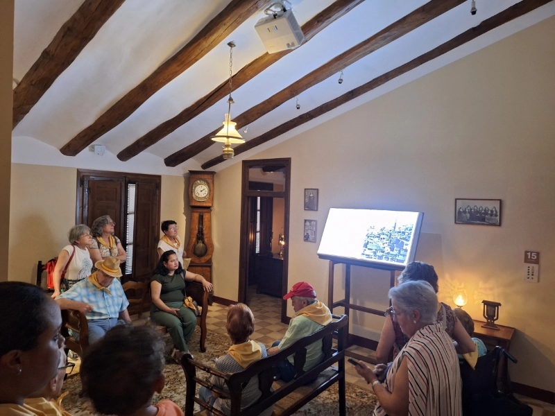 Residentes, trabajadoras y hermanitas de la Residencia de Alcañiz (Teruel) nos visitan